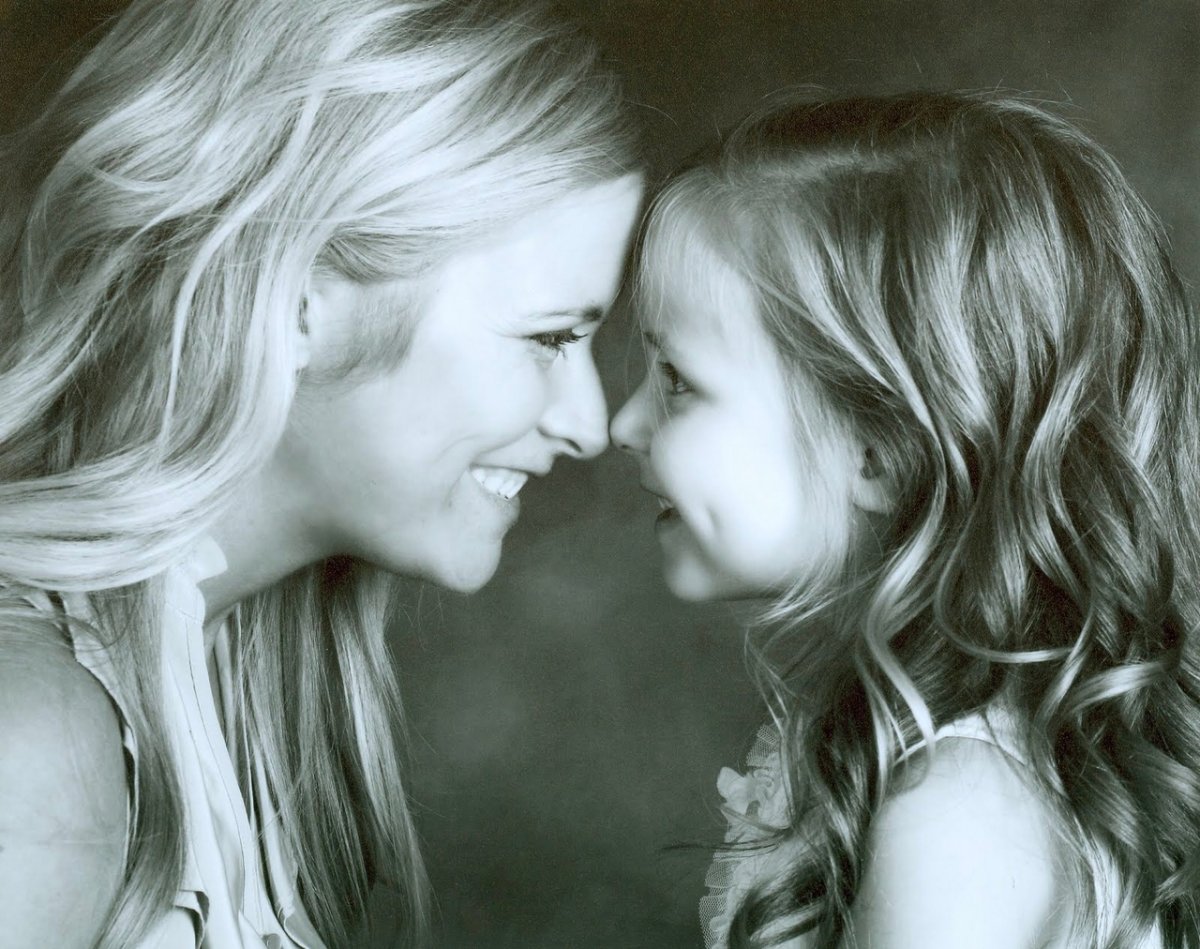 Мама и дочка черно белое
