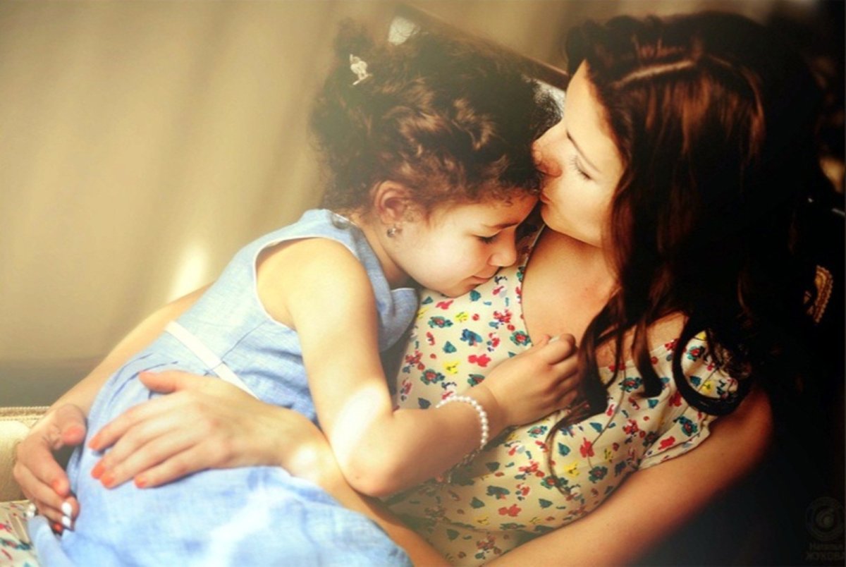 Девочка обнимает маму