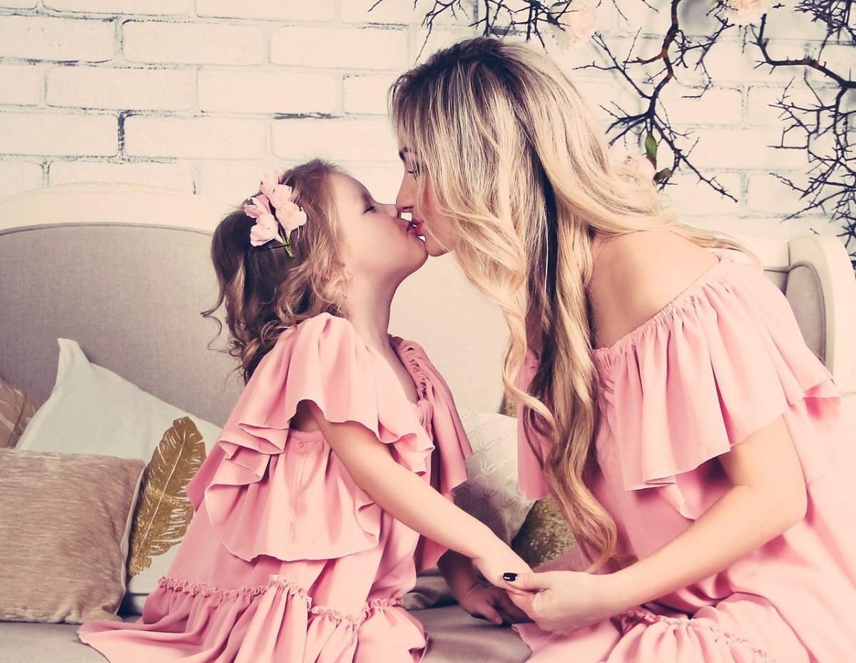 Красивая мама с дочкой