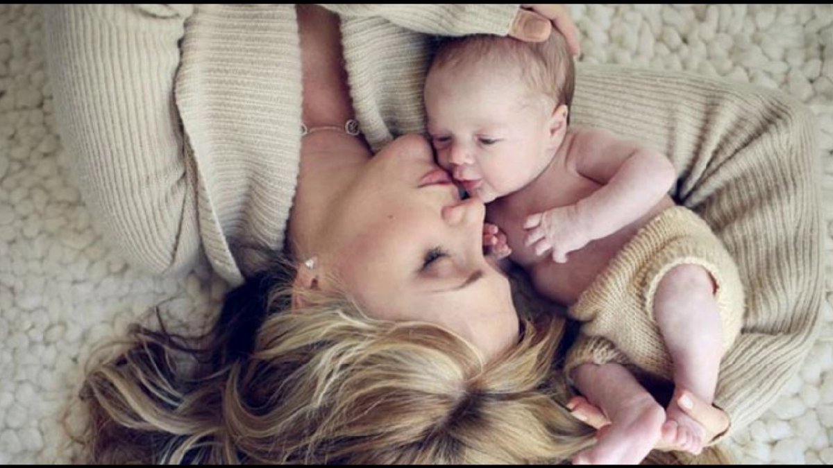 Красивая девушка с ребенком на руках