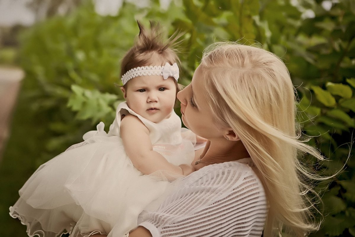 Маленькая девочка с мамой