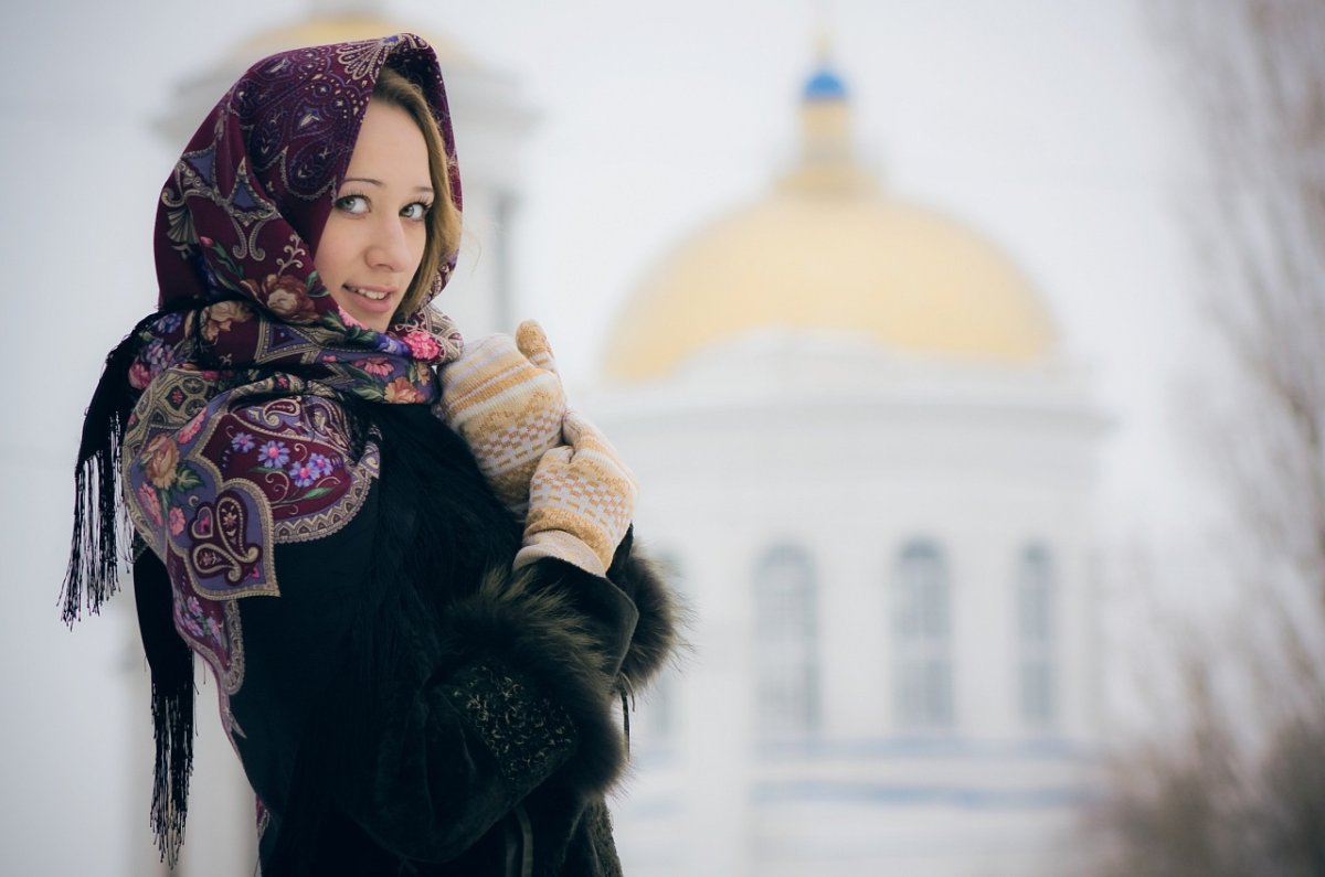 Павлопосадские платки на девушках