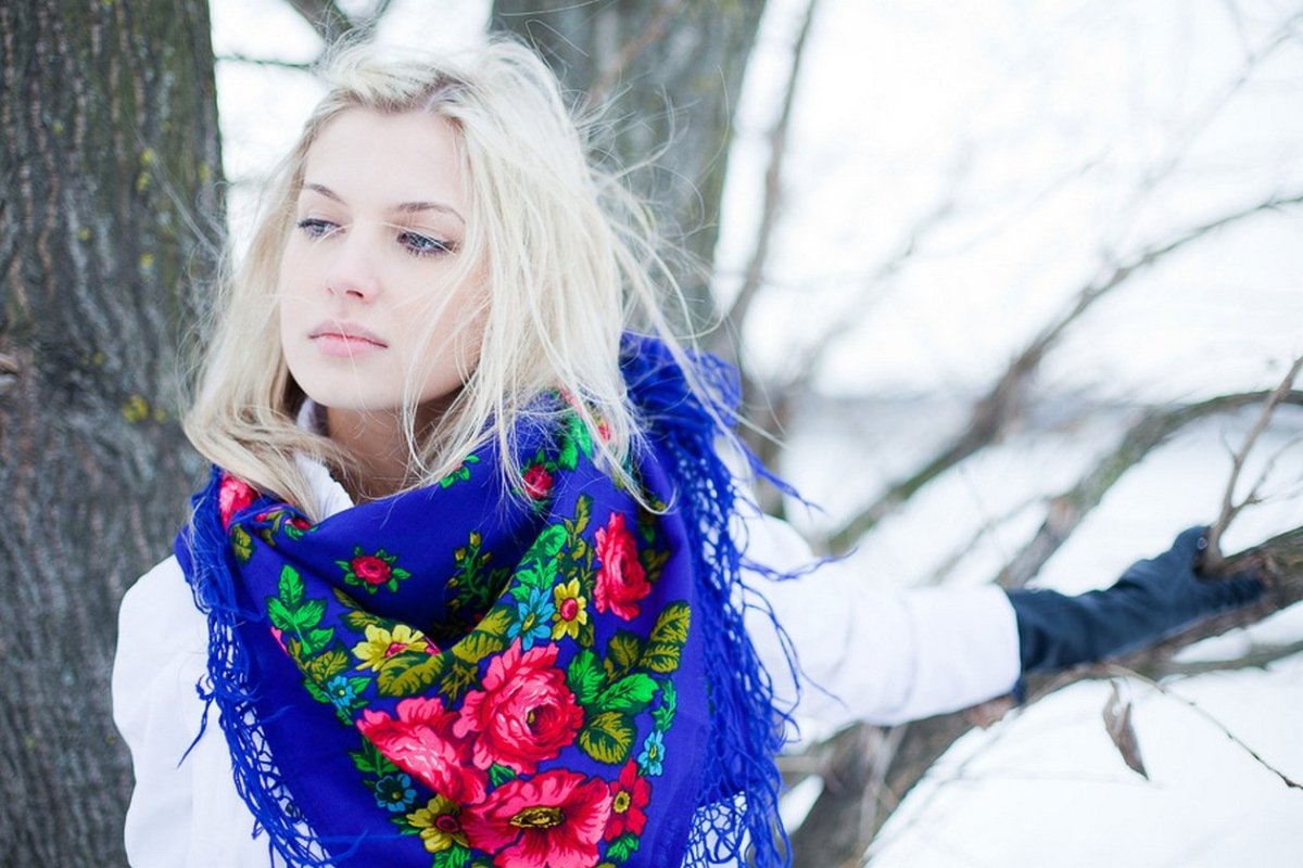 Павлопосадский платок на девушке