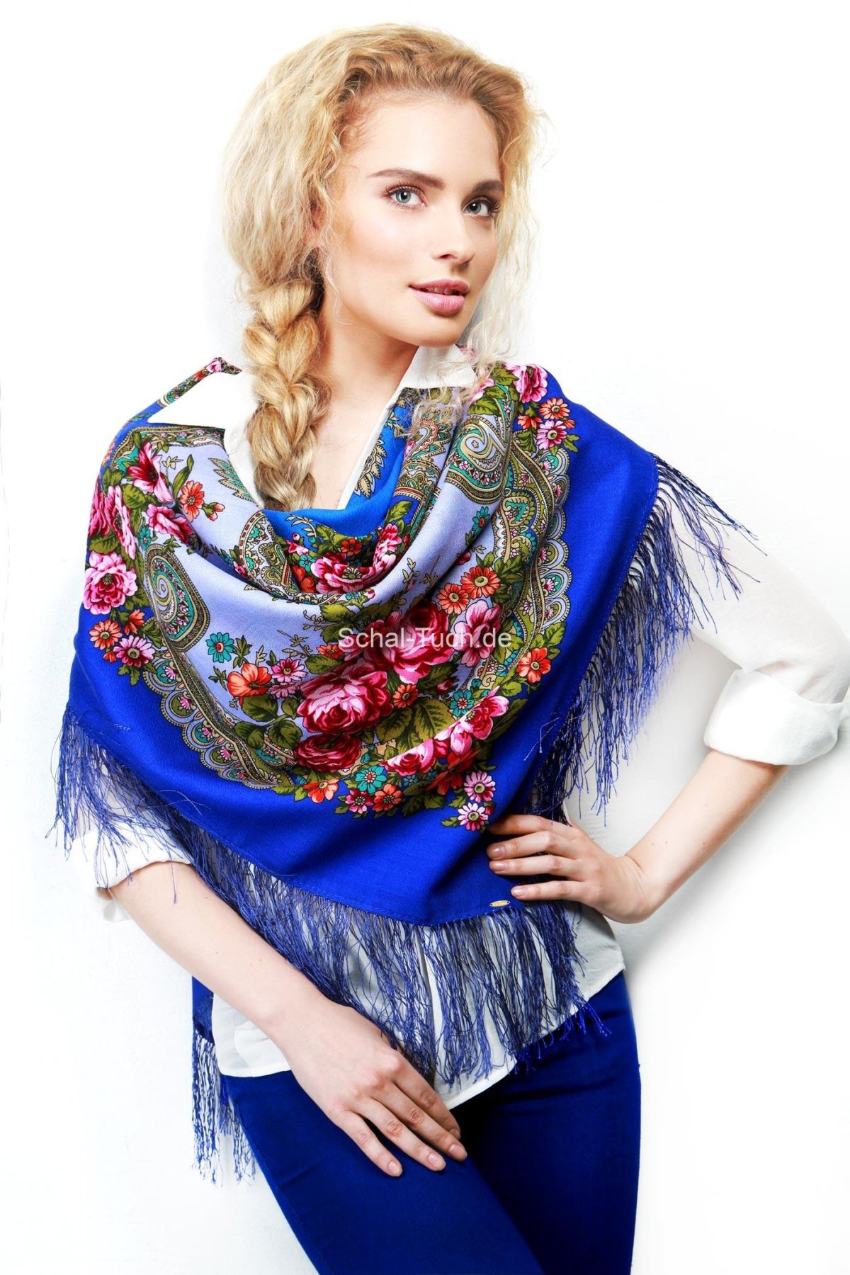 Платок на плечах