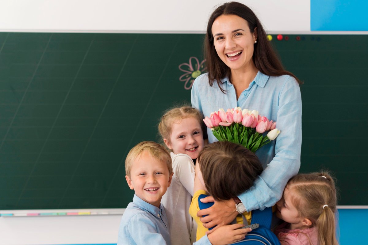 Учитель рассказывает у доски