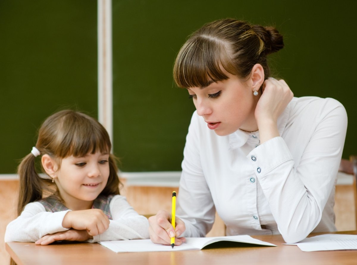 Преподаватель с глобусом