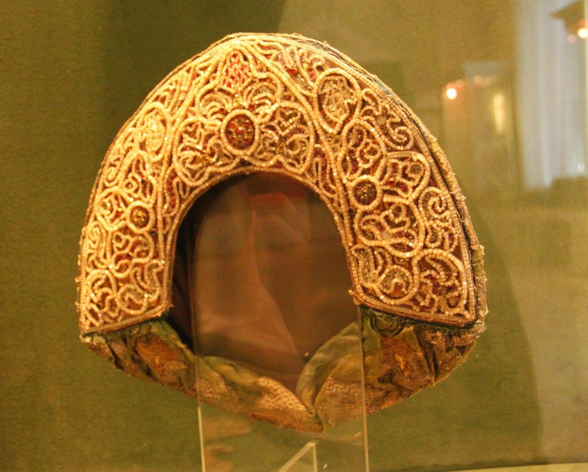 Однорогий кокошник Арзамасского уезда Нижегородской губернии;