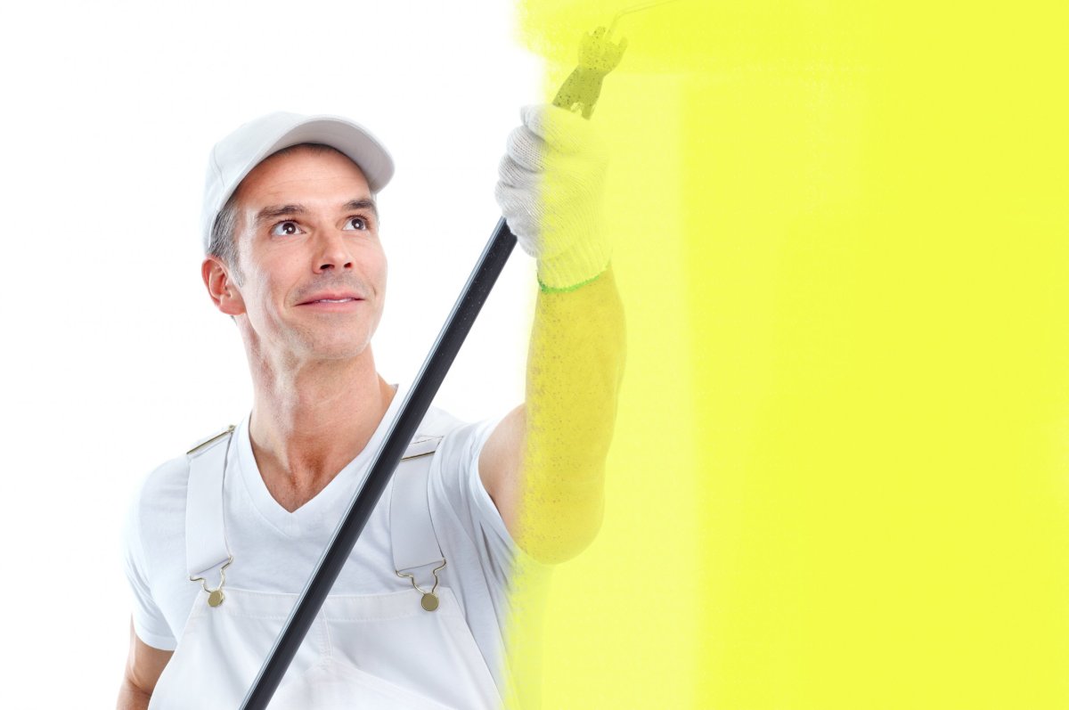 Строитель маляр штукатур женщина