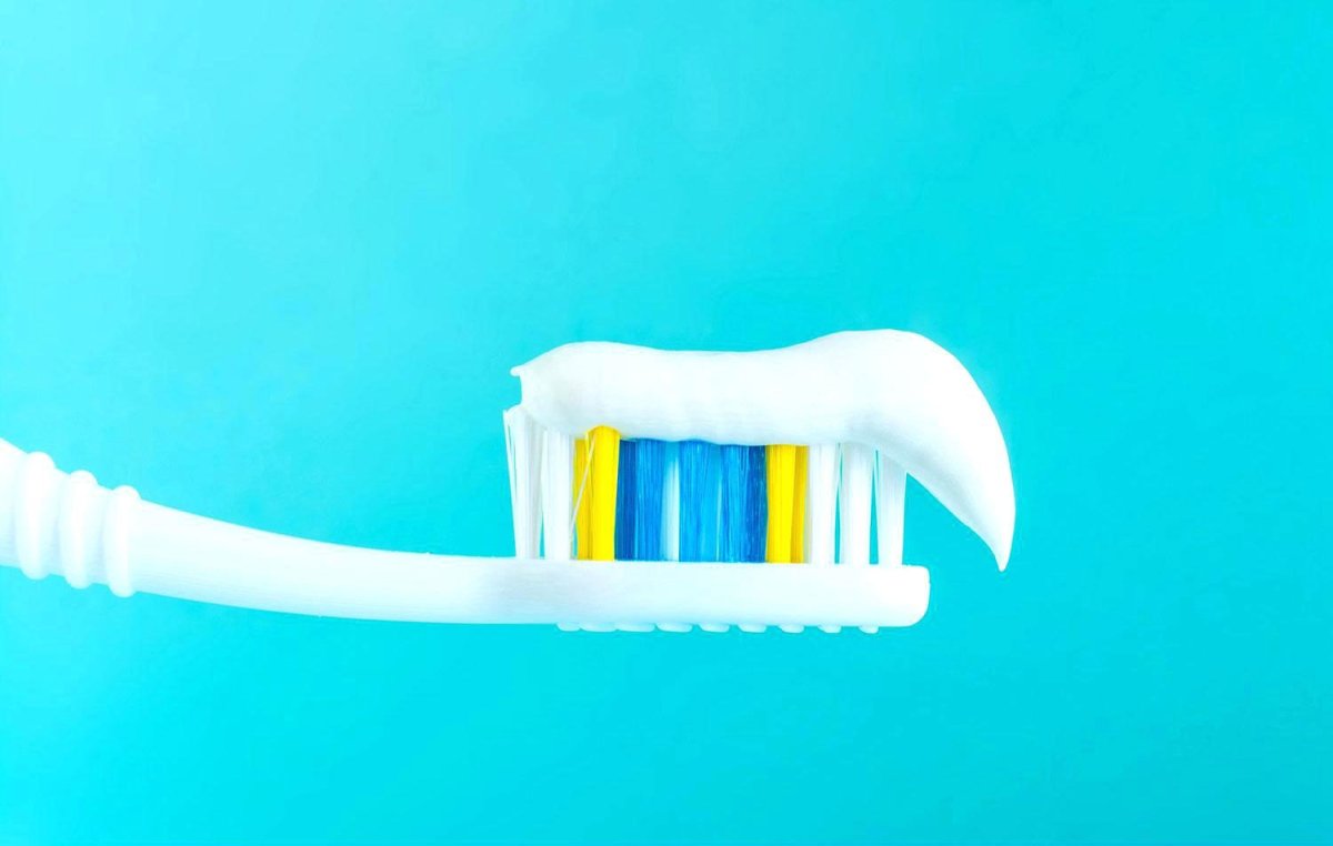 Зубная паста на голубом фоне