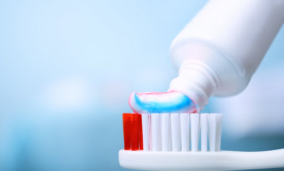 Зубная щетка и паста мультяшка