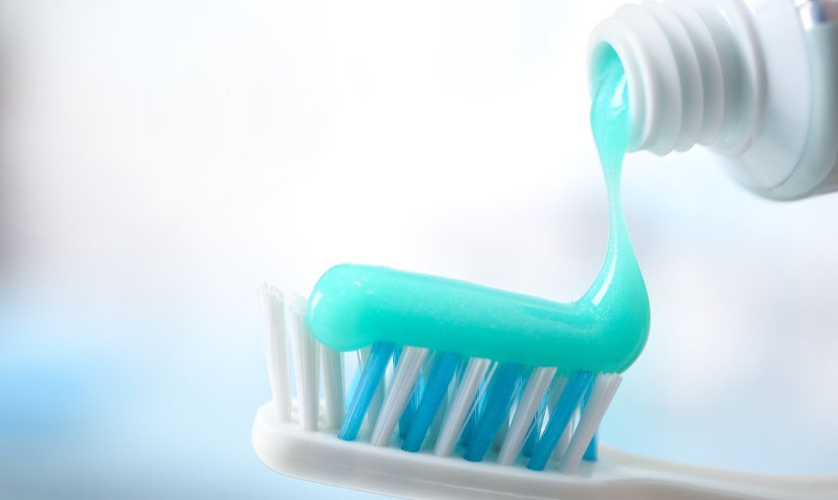 Зубная паста фон