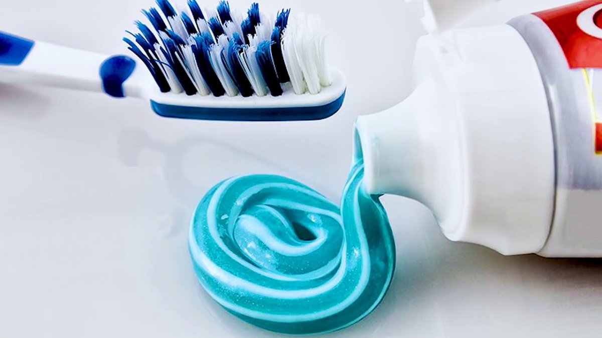 Зубная щетка и паста арт