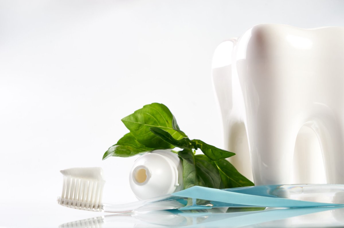 Зубная паста и щетка на раковине