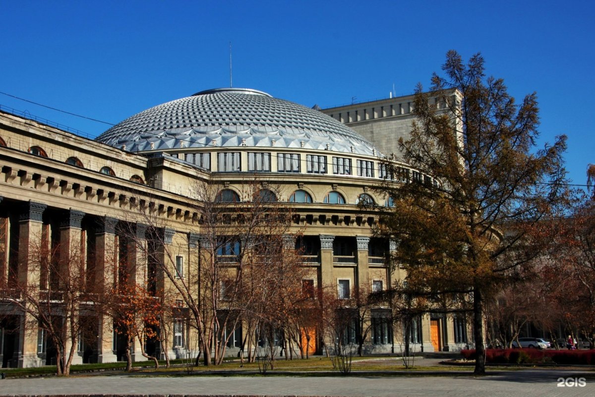 Площадь оперного театра Новосибирск