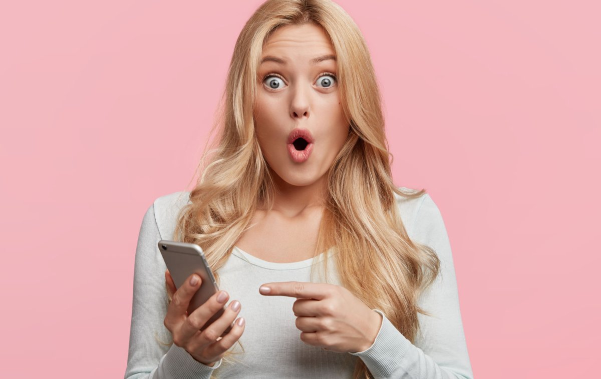 Девушка открыла рот от удивления