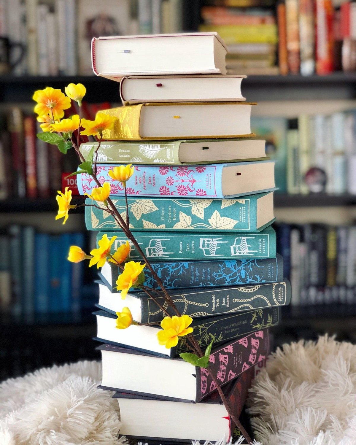 Стопка книг в библиотеке