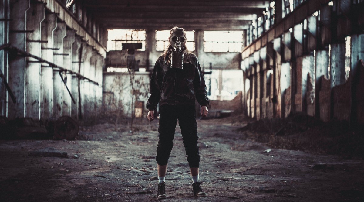 Парень в заброшенном здании