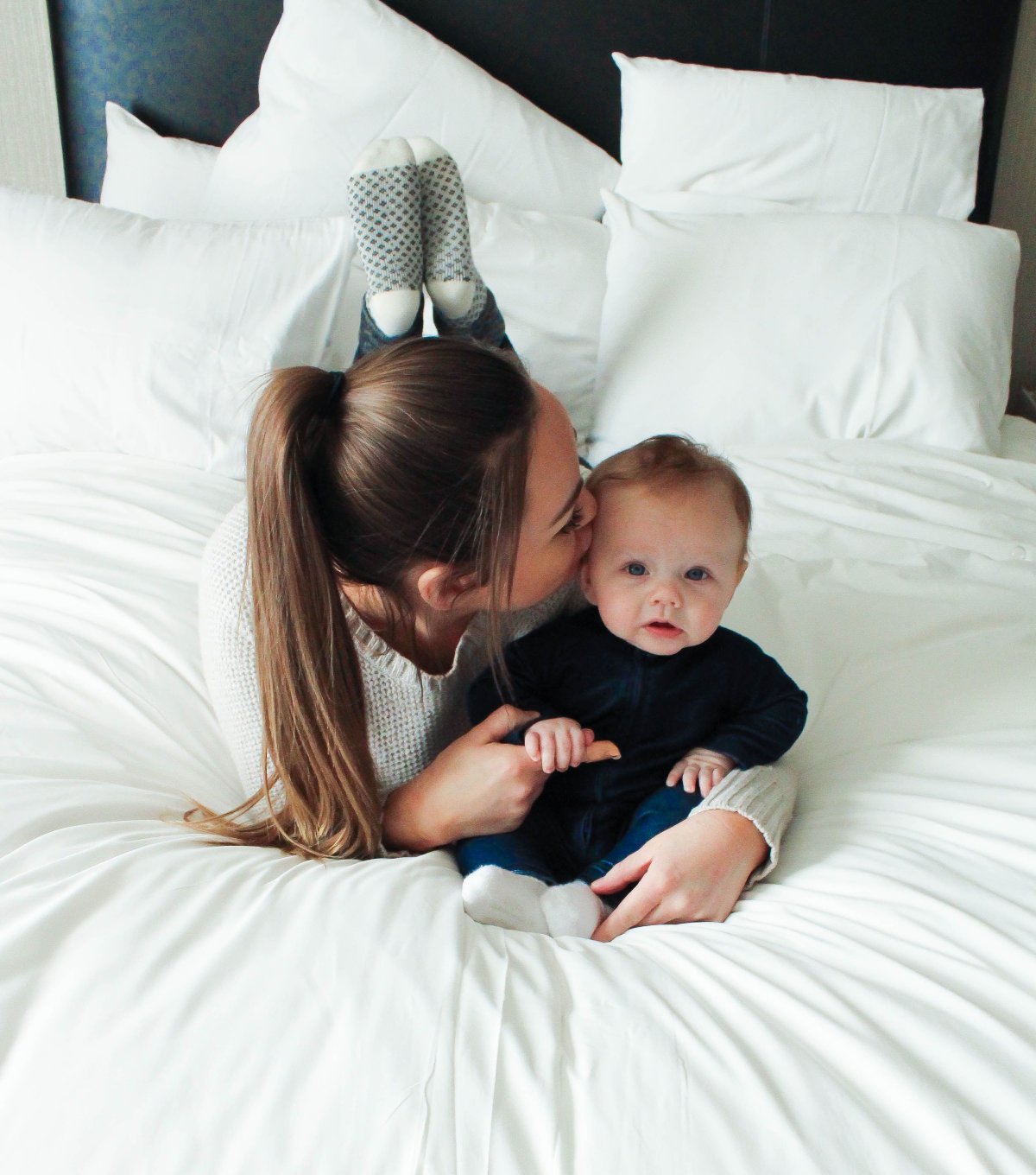 Семья на море с детьми со спины