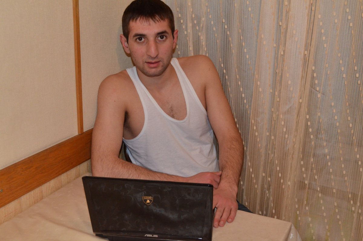 Ваган Тадевосян в золотом костюме