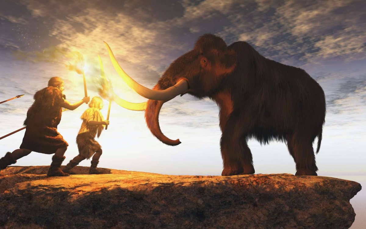 Древние люди бегут за мамонтом