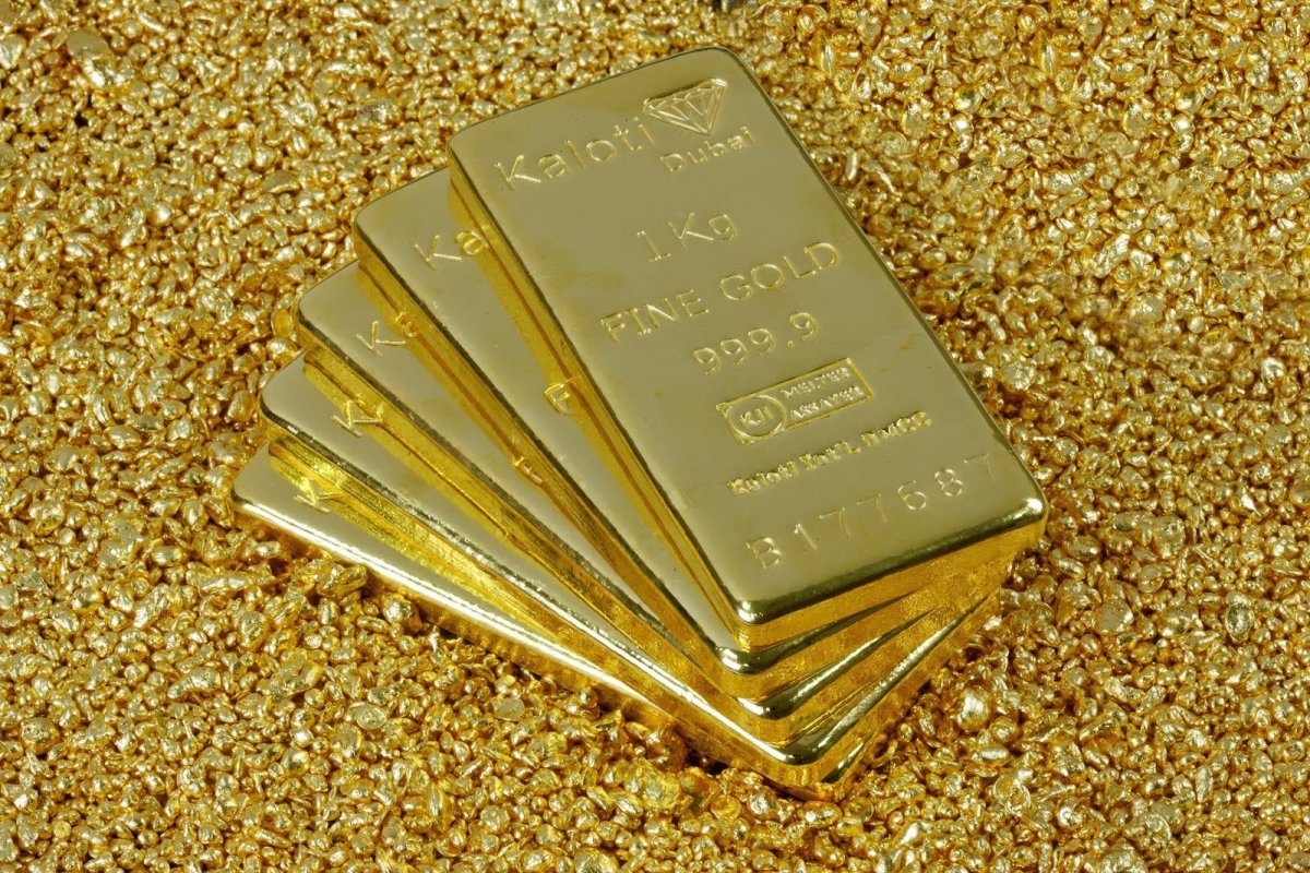 Слитки золота на белом фоне