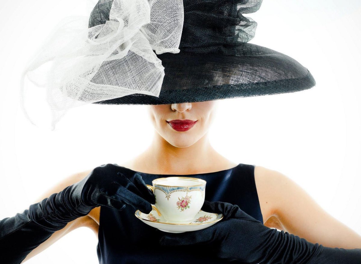 Элегантная девушка в шляпе