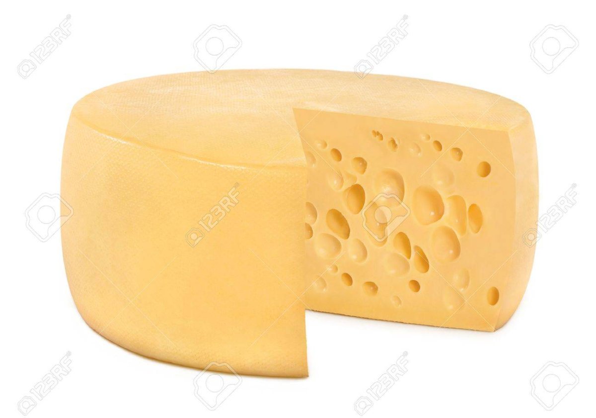 Головка сыра в руках