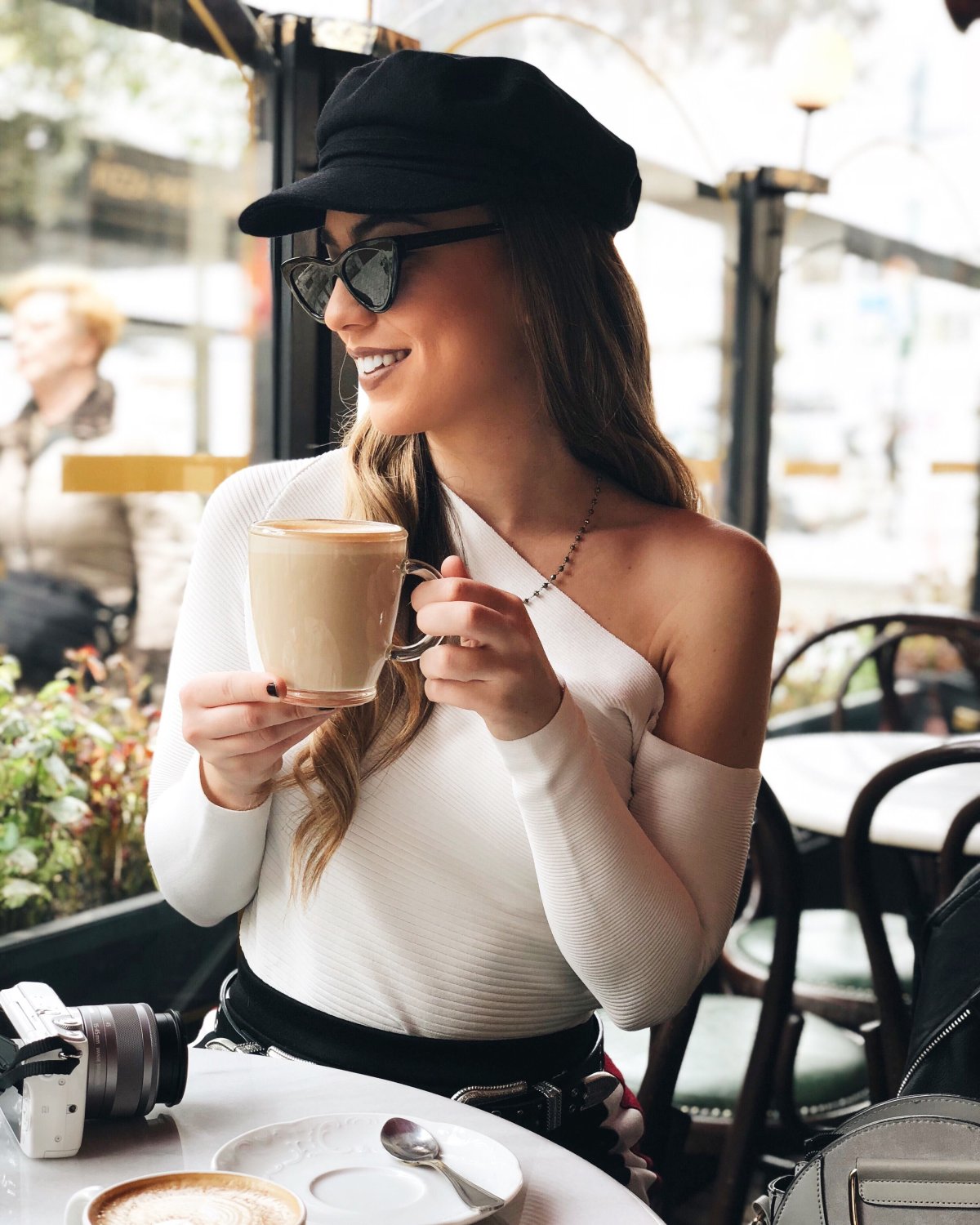 Красивая девушка с кофе