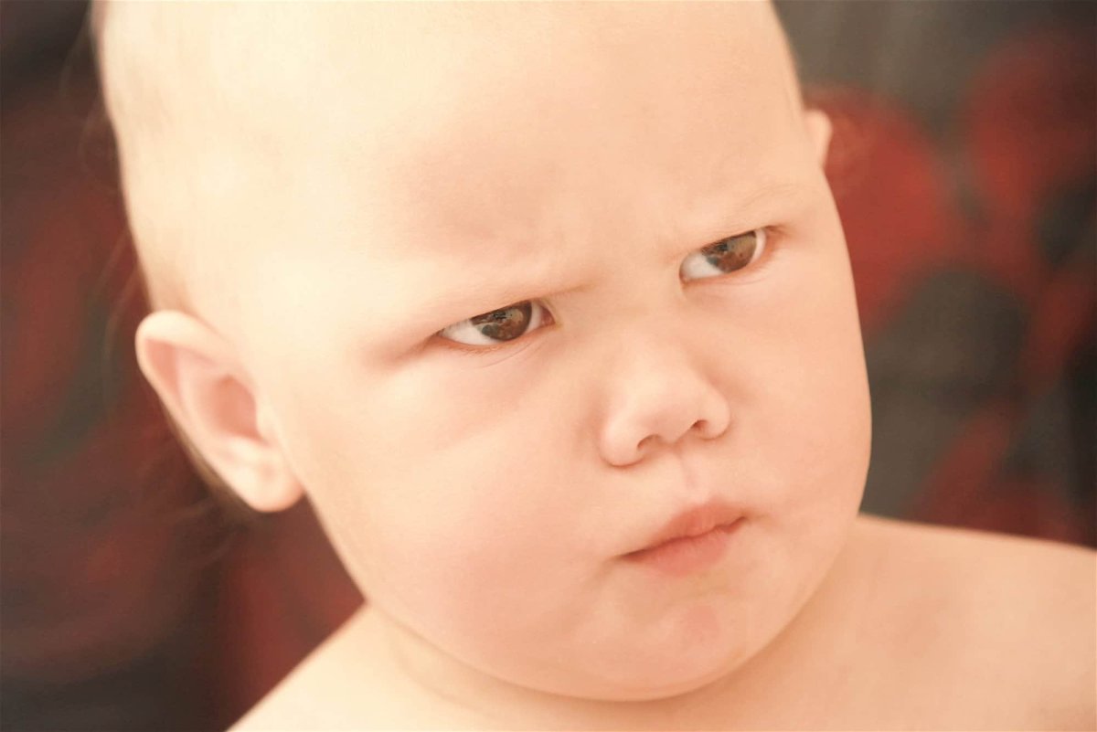 Ребенок с кулаком