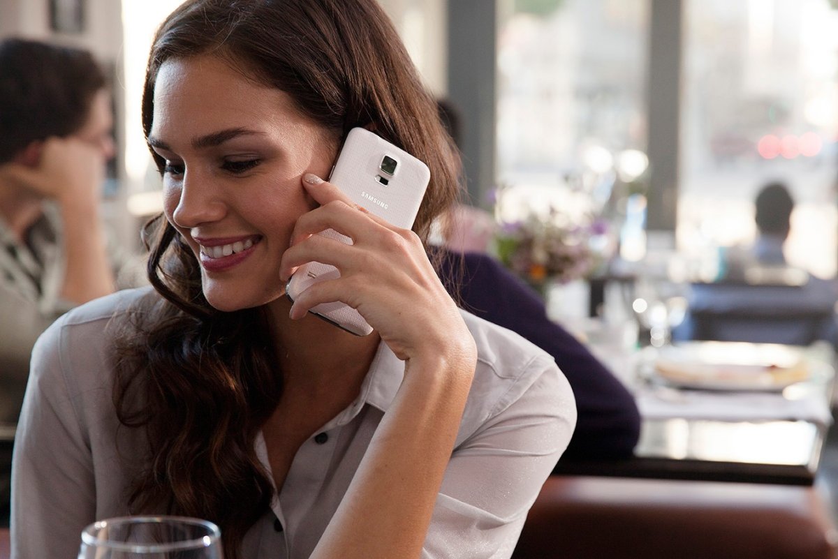 Девушка разговаривает по телефону