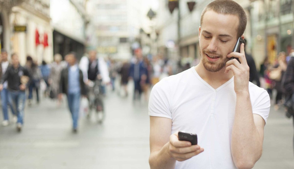 Человек с двумя телефонами