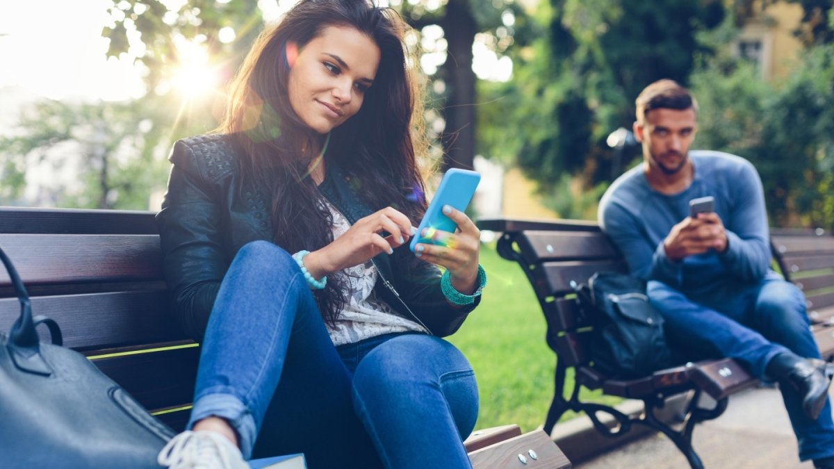 Парень знакомится с девушкой на улице