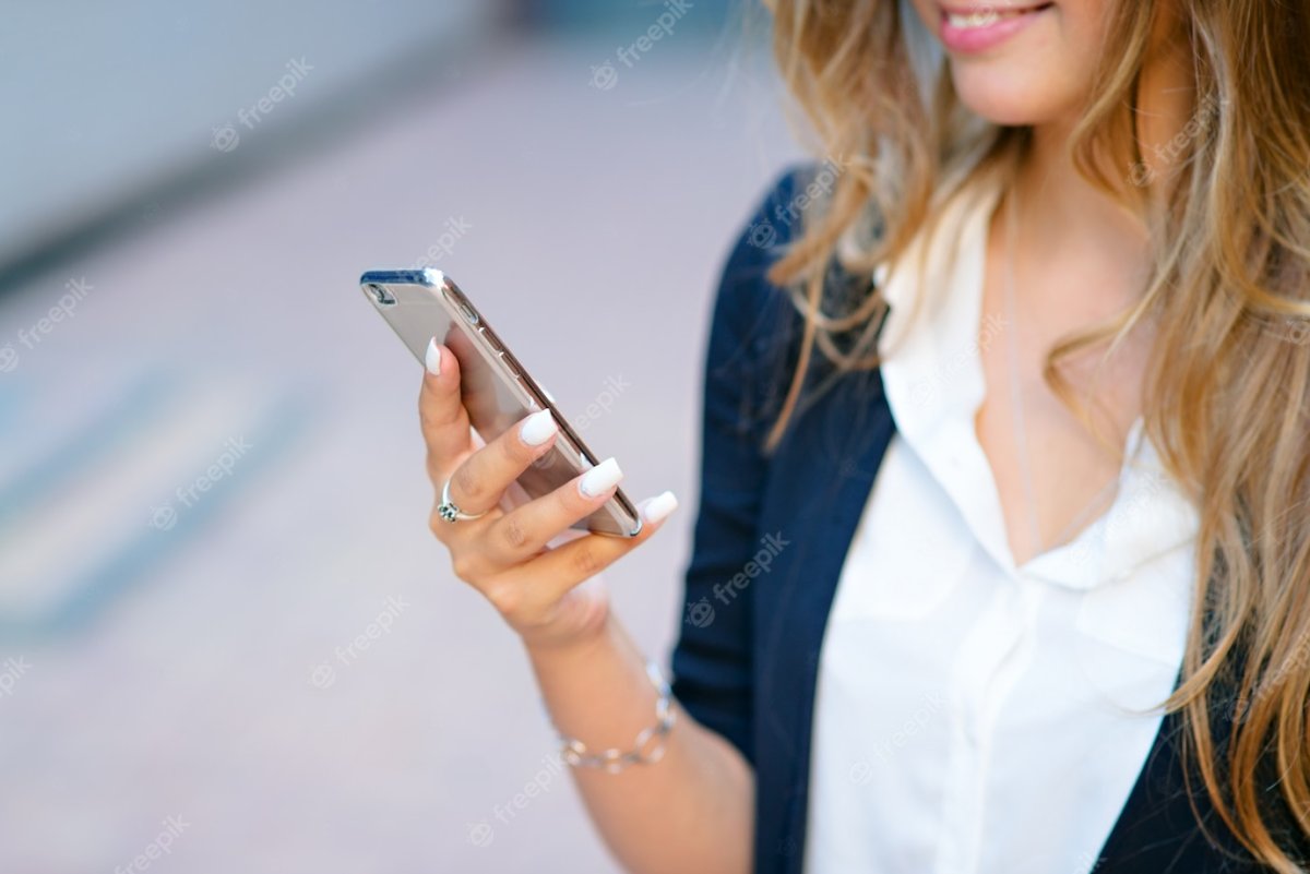 Девушка со смартфоном в руках