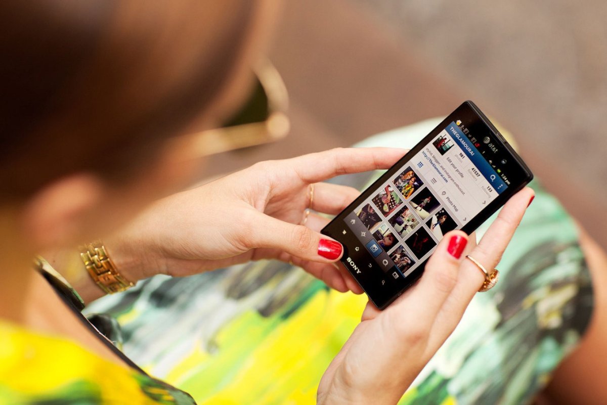 Смартфон в женской руке