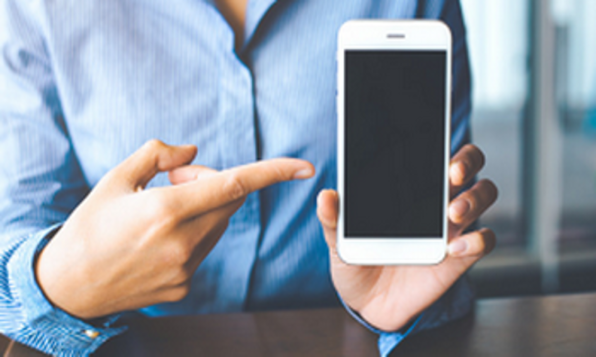 Рука показывает смартфон