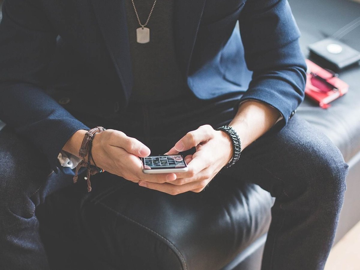 Парень с телефоном в руке