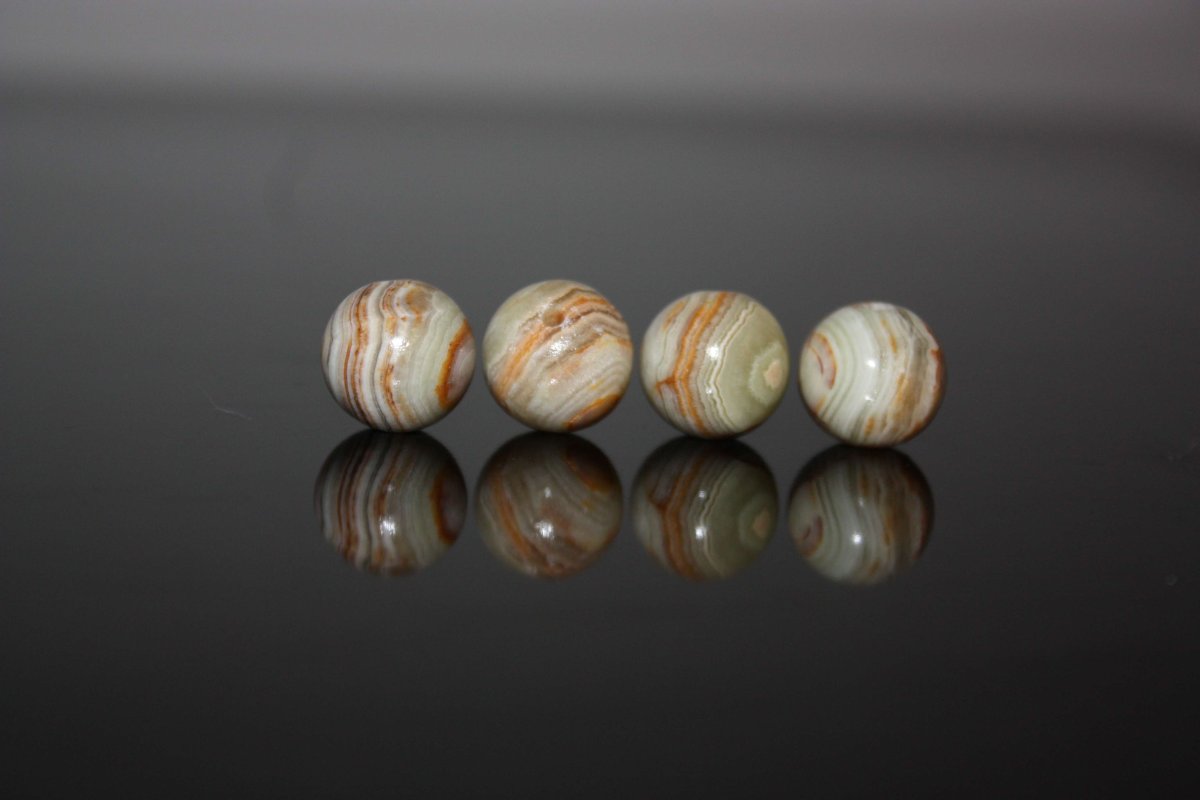 Красный Оникс камень