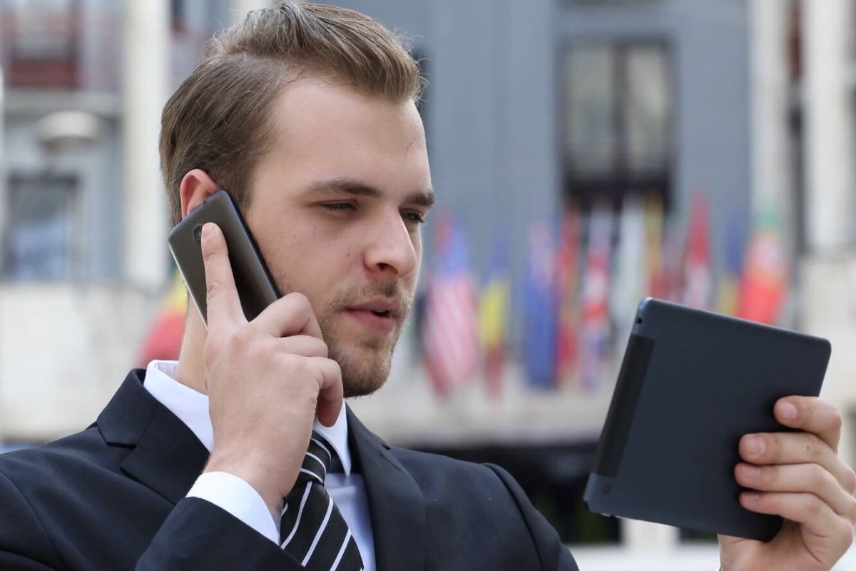 Человек говорит по смартфону