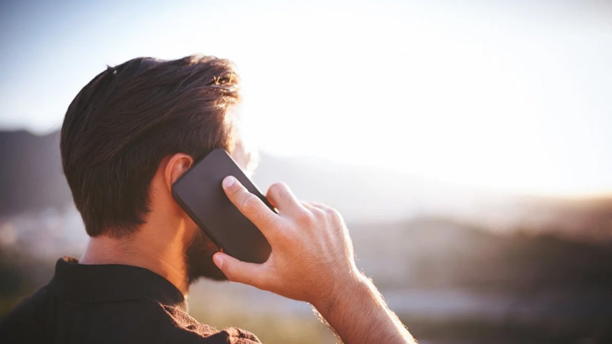 Парень говорит по телефону