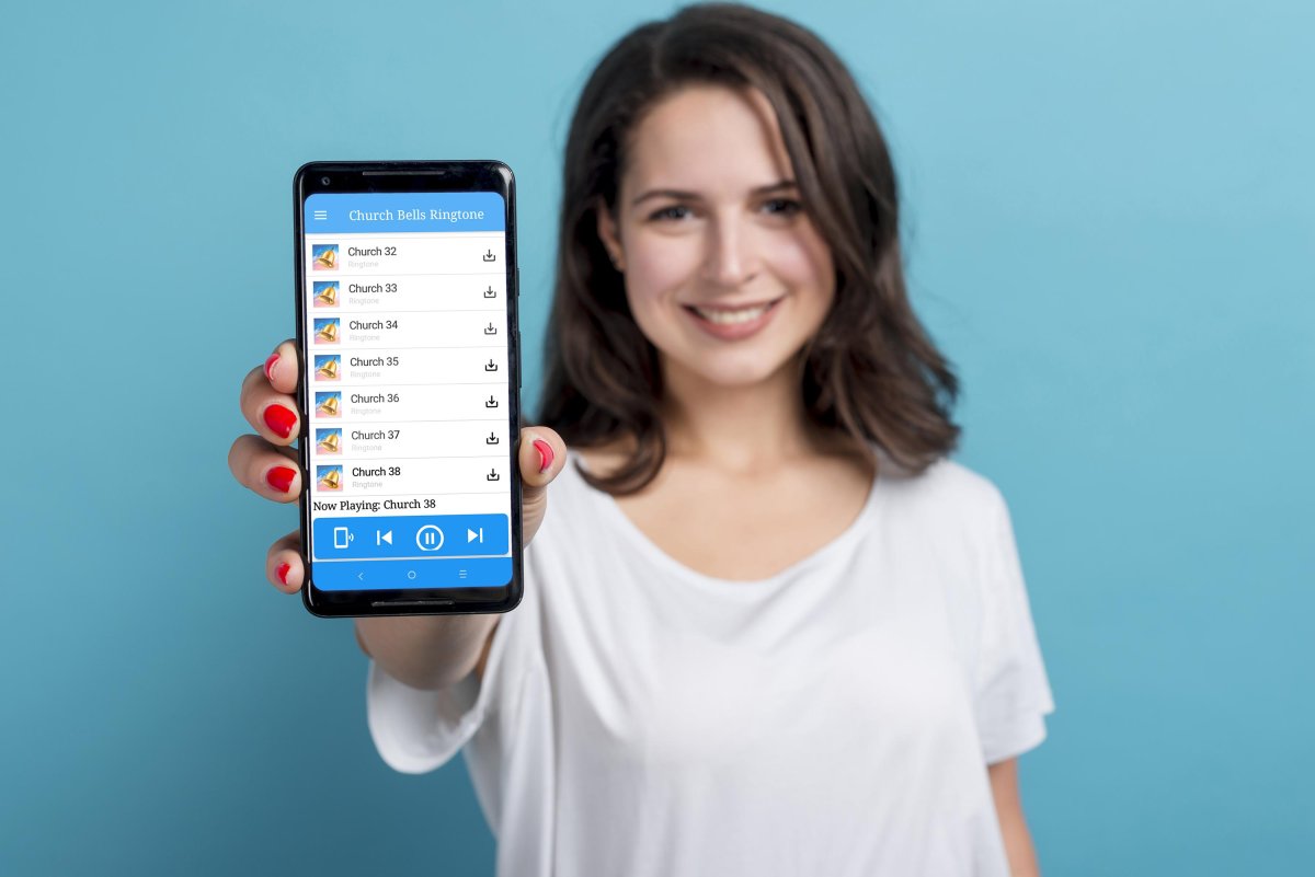 Девушка со смартфоном