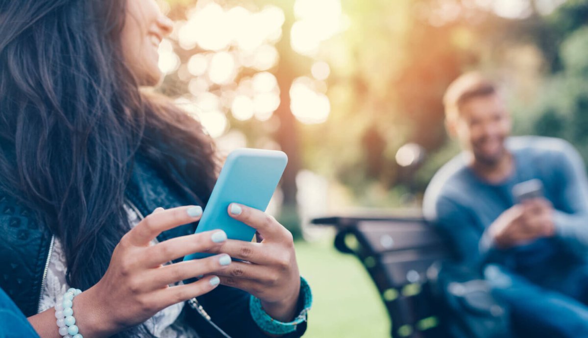 Подросток с айфоном