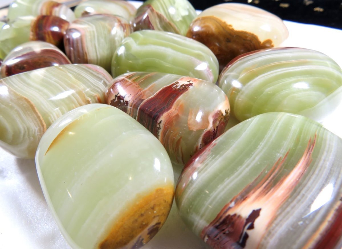 Камень Оникс с гематитом