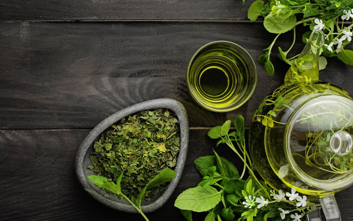 Травяной чай вид сверху