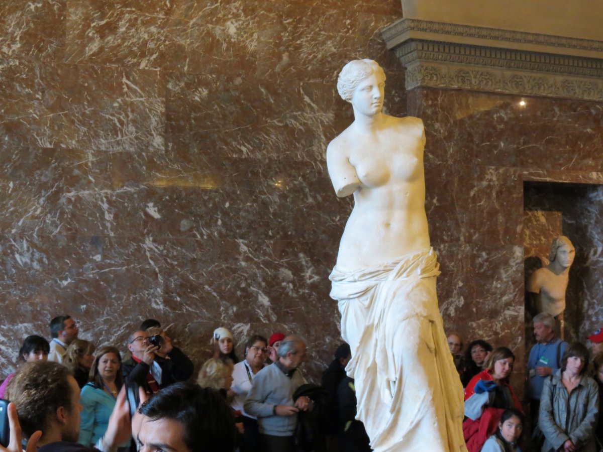 Венера Милосская с руками