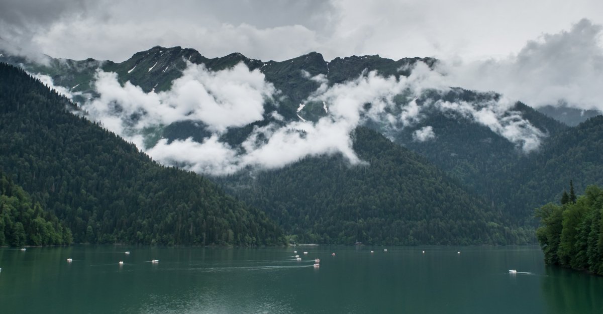 Озеро Рица панорама