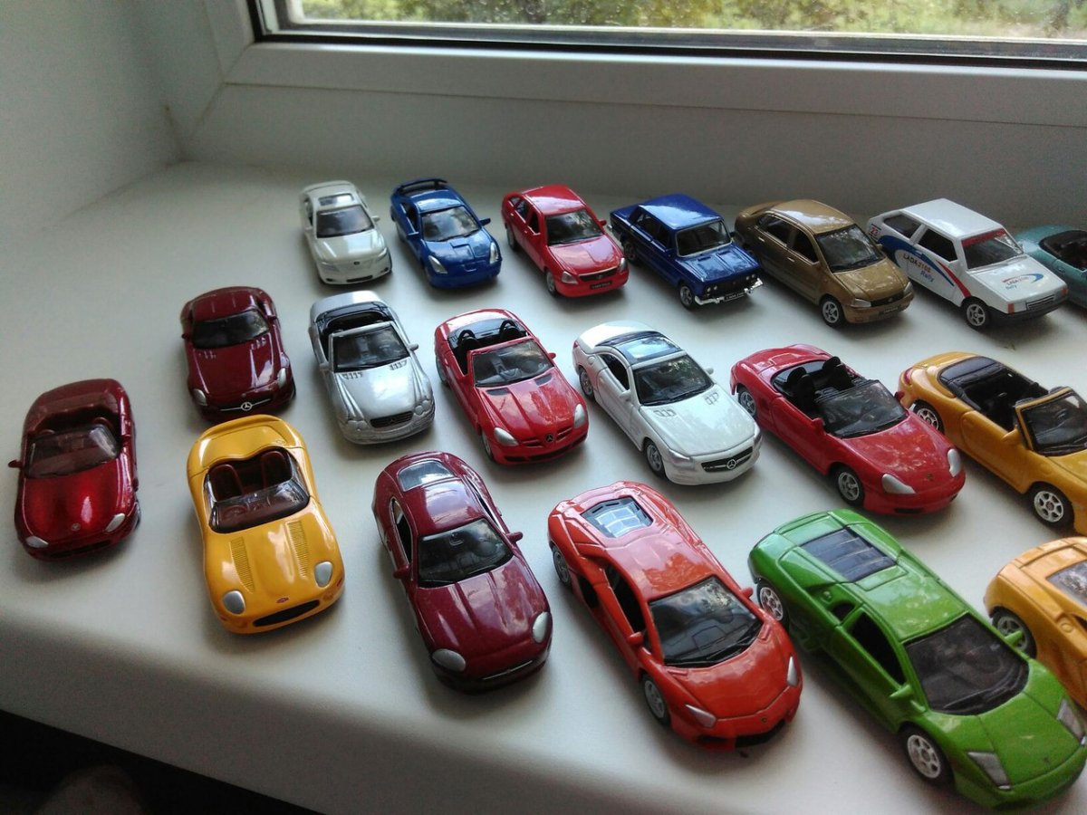 Игрушечная машинка