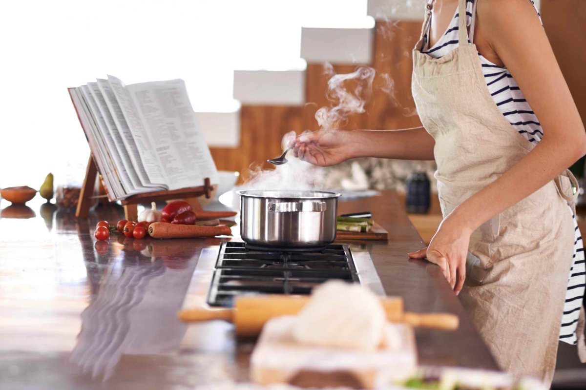 Готовит на кухне