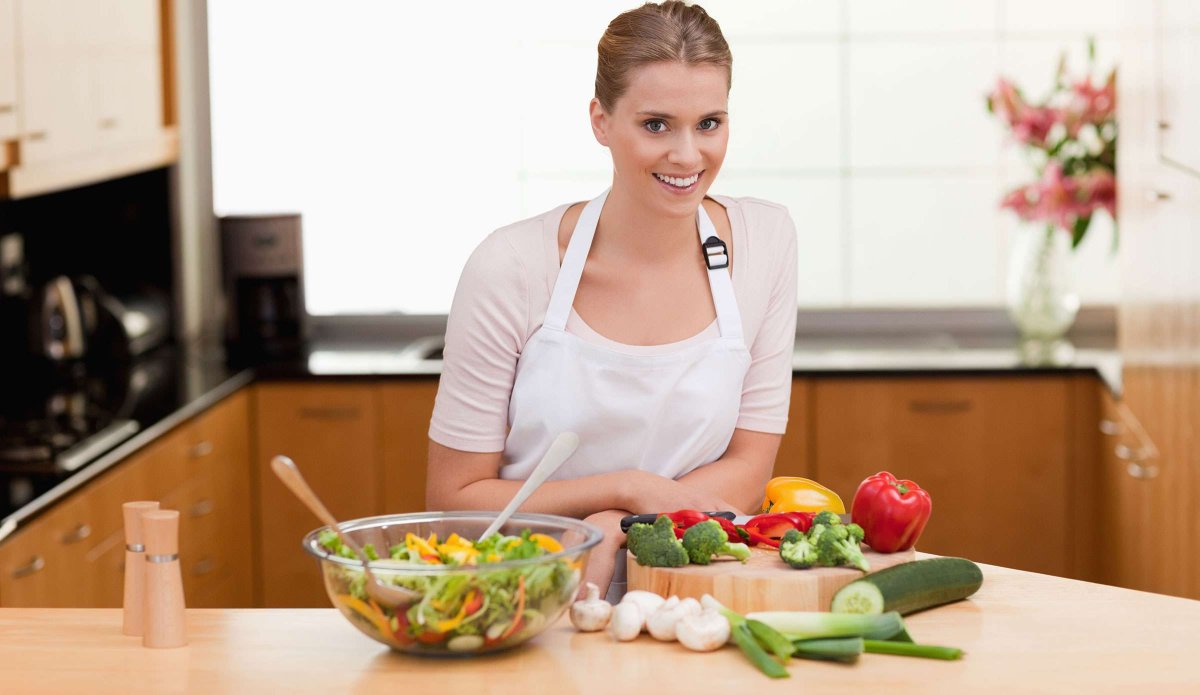 Девушка готовит