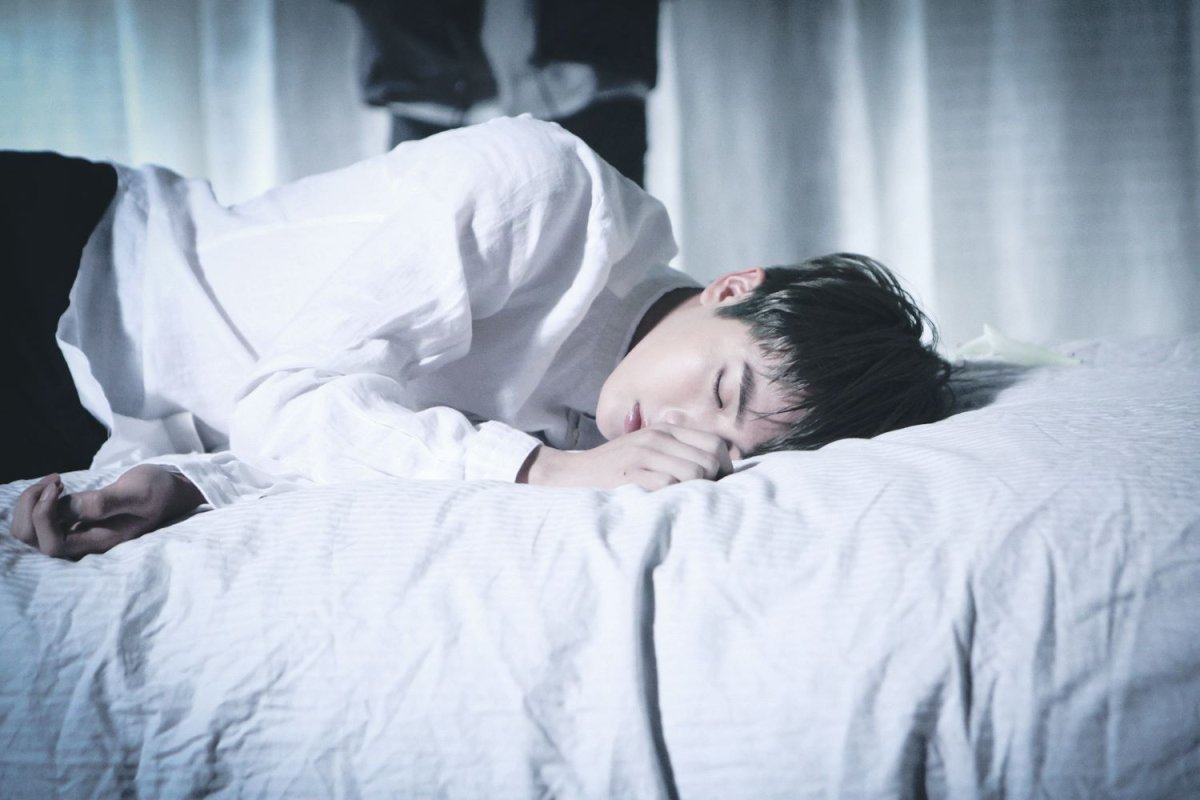 Джин БТС спит