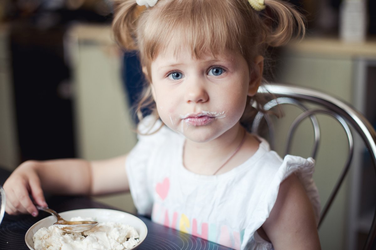 Девочка завтракает